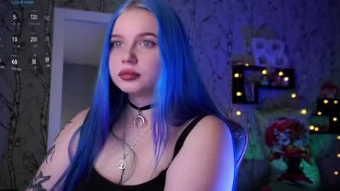 Snapshot of moon_valkyriie chatting on December 9, 10:22 am Emilia online show from December 9, 10:22 am