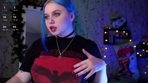 Snapshot of moon_valkyriie chatting on January 4, 1:21 pm Emilia online show from January 4, 1:21 pm