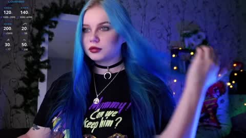 Snapshot of moon_valkyriie chatting on January 12, 10:23 am Emilia online show from January 12, 10:23 am