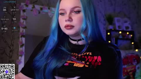 Snapshot of moon_valkyriie chatting on February 22, 9:23 am Emilia online show from February 22, 9:23 am