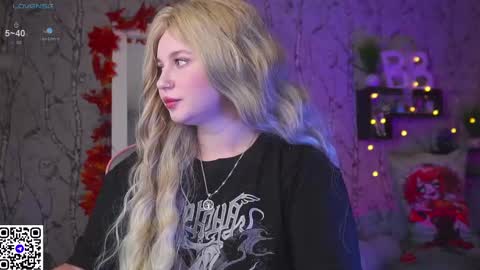 Snapshot of moon_valkyriie chatting on September 17, 7:32 am Emilia online show from September 17, 7:32 am