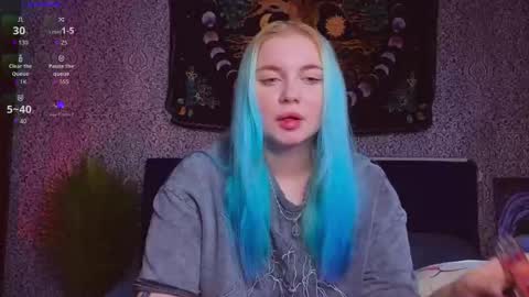 Snapshot of moon_valkyriie chatting on September 22, 9:33 am Emilia online show from September 22, 9:33 am