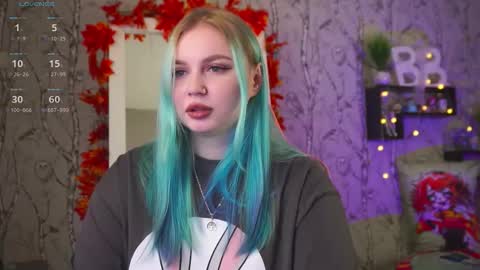 Snapshot of moon_valkyriie chatting on September 29, 9:03 am Emilia online show from September 29, 9:03 am