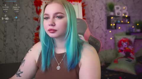 Snapshot of moon_valkyriie chatting on October 1, 9:59 am Emilia online show from October 1, 9:59 am