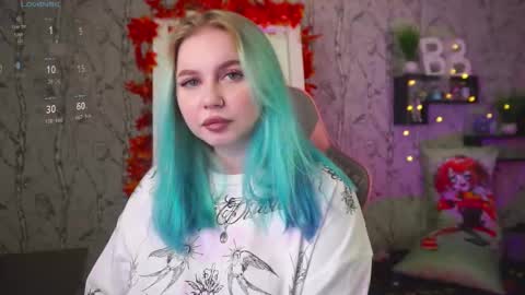 Snapshot of moon_valkyriie chatting on October 2, 9:27 am Emilia online show from October 2, 9:27 am