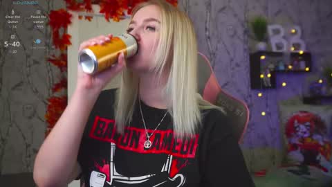 Snapshot of moon_valkyriie chatting on October 6, 9:40 am Emilia online show from October 6, 9:40 am