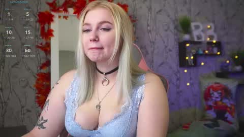 Snapshot of moon_valkyriie chatting on October 7, 8:55 am Emilia online show from October 7, 8:55 am