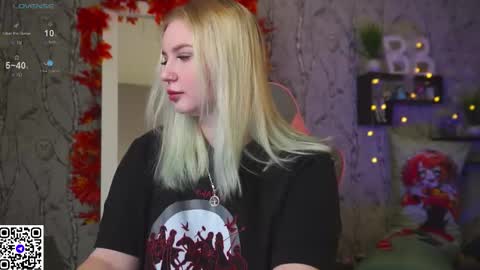 Snapshot of moon_valkyriie chatting on October 12, 9:30 am Emilia online show from October 12, 9:30 am