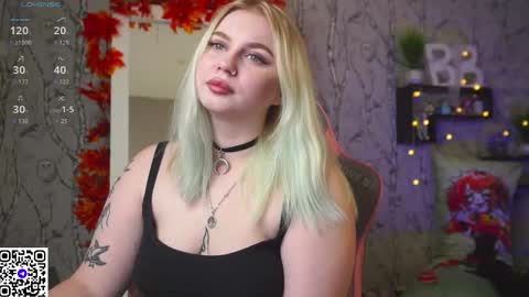 Snapshot of moon_valkyriie chatting on October 13, 9:31 am Emilia online show from October 13, 9:31 am