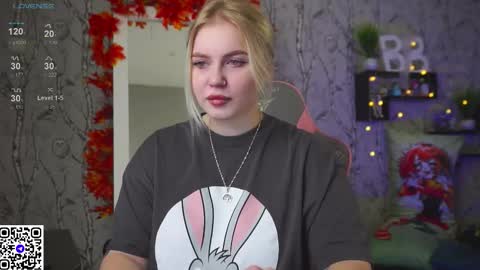 Snapshot of moon_valkyriie chatting on October 14, 9:10 am Emilia online show from October 14, 9:10 am