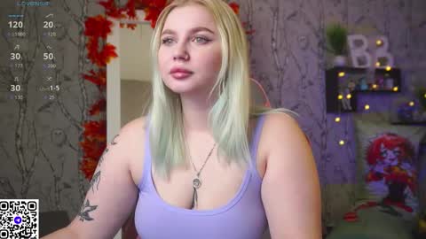 Snapshot of moon_valkyriie chatting on October 17, 9:56 am Emilia online show from October 17, 9:56 am