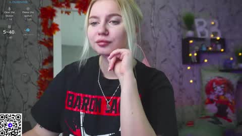 Snapshot of moon_valkyriie chatting on October 19, 11:22 am Emilia online show from October 19, 11:22 am