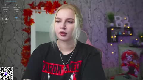 Snapshot of moon_valkyriie chatting on October 20, 9:10 am Emilia online show from October 20, 9:10 am