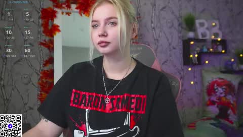 Snapshot of moon_valkyriie chatting on October 21, 7:53 am Emilia online show from October 21, 7:53 am