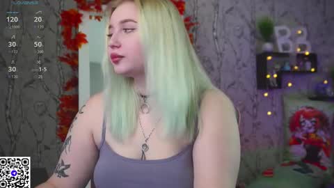 Snapshot of moon_valkyriie chatting on October 23, 8:35 am Emilia online show from October 23, 8:35 am