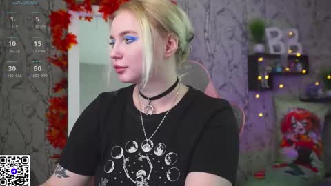 Snapshot of moon_valkyriie chatting on October 24, 9:06 am Emilia online show from October 24, 9:06 am