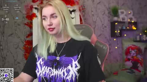 Snapshot of moon_valkyriie chatting on October 26, 9:04 am Emilia online show from October 26, 9:04 am