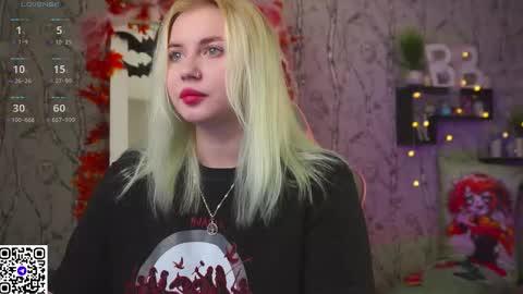 Snapshot of moon_valkyriie chatting on October 28, 9:02 am Emilia online show from October 28, 9:02 am