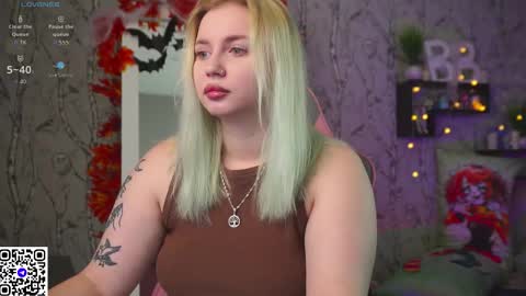 Snapshot of moon_valkyriie chatting on November 1, 8:05 am Emilia online show from November 1, 8:05 am