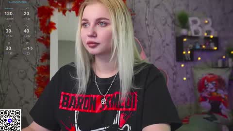 Snapshot of moon_valkyriie chatting on November 7, 8:25 am Emilia online show from November 7, 8:25 am