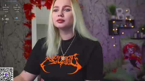 Snapshot of moon_valkyriie chatting on November 11, 8:47 am Emilia online show from November 11, 8:47 am