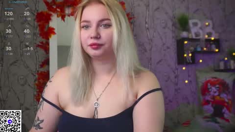 Snapshot of moon_valkyriie chatting on November 15, 9:28 am Emilia online show from November 15, 9:28 am