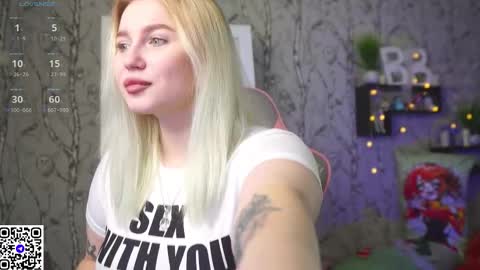 Snapshot of moon_valkyriie chatting on November 18, 8:08 am Emilia online show from November 18, 8:08 am