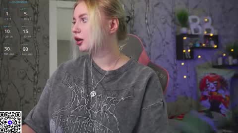 Snapshot of moon_valkyriie chatting on November 19, 9:53 am Emilia online show from November 19, 9:53 am