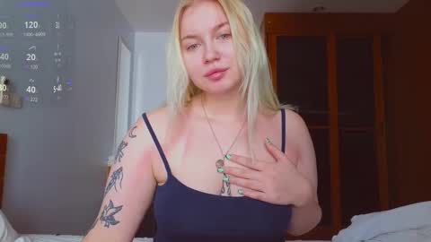 Snapshot of moon_valkyriie chatting on December 1, 5:23 am Emilia online show from December 1, 5:23 am