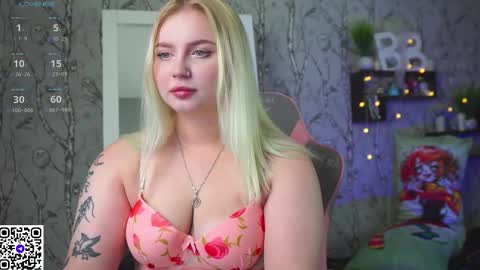 Snapshot of moon_valkyriie chatting on December 15, 9:13 am Emilia online show from December 15, 9:13 am