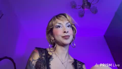 Snapshot of mooncinna chatting on October 3, 7:55 pm Cinna online show from October 3, 7:55 pm