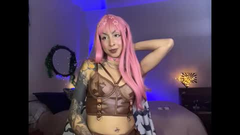 Snapshot of mooncinna chatting on December 16, 10:15 pm Cinna online show from December 16, 10:15 pm