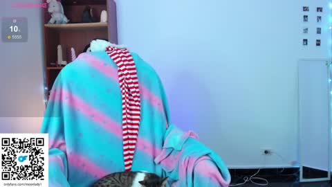 Snapshot of moonlady_ chatting on December 18, 3:04 am MOON online show from December 18, 3:04 am