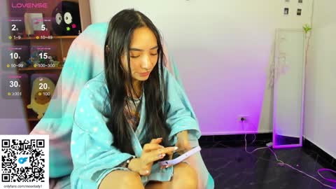 Snapshot of moonlady_ chatting on January 21, 6:33 am MOON online show from January 21, 6:33 am