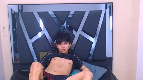 Snapshot of mortelle_ chatting on November 28, 7:27 pm MORTELLE online show from November 28, 7:27 pm