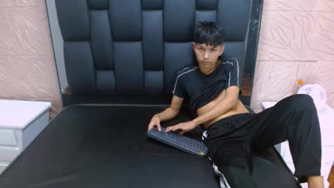 Snapshot of mortelle_ chatting on December 22, 7:33 pm MORTELLE online show from December 22, 7:33 pm