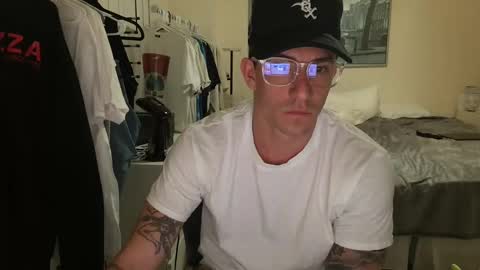 Snapshot of movedto305 chatting on November 5, 3:17 am movedto305 online show from November 5, 3:17 am