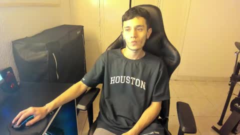 Snapshot of mr_andresr chatting on February 17, 2:20 am Andy online show from February 17, 2:20 am