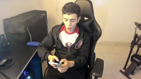 Snapshot of mr_andresr chatting on February 18, 9:31 pm Andy online show from February 18, 9:31 pm