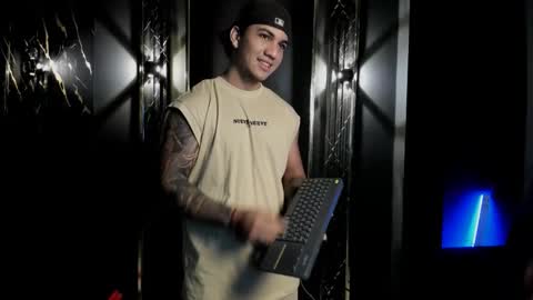 mr_maximo online show from October 18, 4:59 am