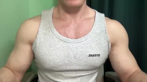 Snapshot of mrbiceps_23 chatting on December 20, 11:05 pm Mrbiceps23 online show from December 20, 11:05 pm