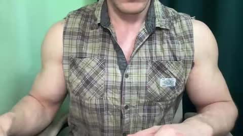 Snapshot of mrbiceps_23 chatting on December 23, 8:22 am Mrbiceps23 online show from December 23, 8:22 am