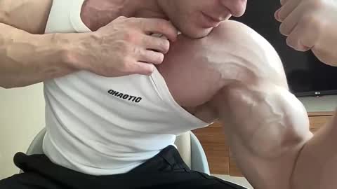 Snapshot of mrbiceps_23 chatting on January 9, 6:38 am Mrbiceps23 online show from January 9, 6:38 am