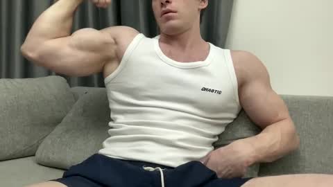 Snapshot of mrbiceps_23 chatting on January 11, 2:04 pm Mrbiceps23 online show from January 11, 2:04 pm