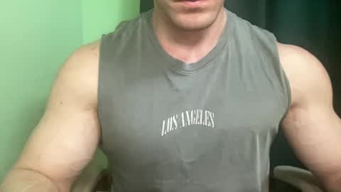 Snapshot of mrbiceps_23 chatting on February 5, 3:31 pm Mrbiceps23 online show from February 5, 3:31 pm