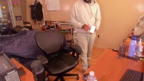 Snapshot of mrchuckdailyxxx chatting on January 4, 4:00 pm Chuck Daily online show from January 4, 4:00 pm