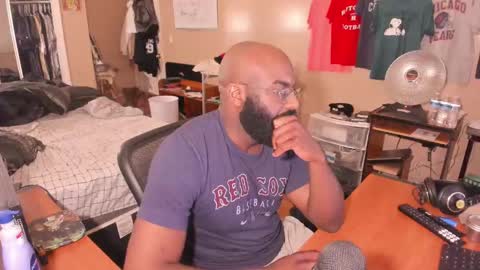 Snapshot of mrchuckdailyxxx chatting on November 22, 2:10 am Chuck Daily online show from November 22, 2:10 am