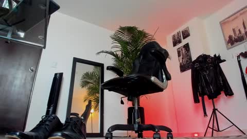 Snapshot of mrfrank_tattoo chatting on December 11, 3:05 pm MrFrank. online show from December 11, 3:05 pm