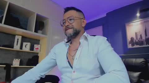 Snapshot of mrfrank_tattoo chatting on November 6, 12:28 pm MrFrank. online show from November 6, 12:28 pm