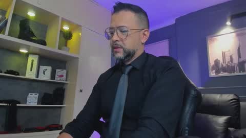 Snapshot of mrfrank_tattoo chatting on November 28, 12:19 pm MrFrank. online show from November 28, 12:19 pm